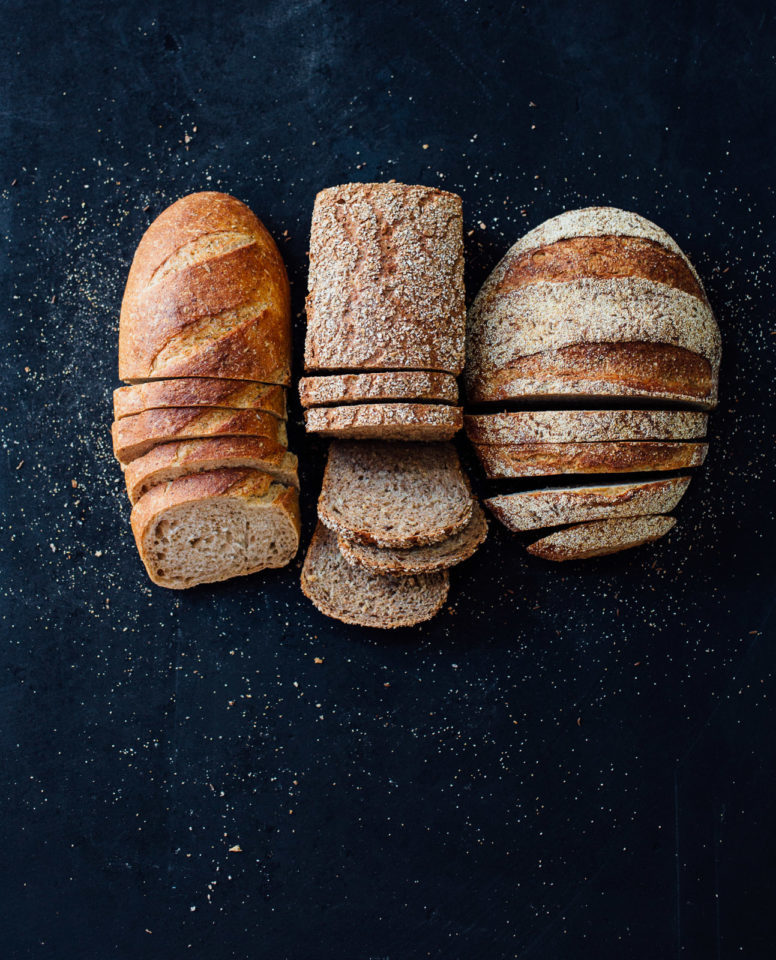 T me bread франция. Хлеб. Горячий хлеб. Ассортимент хлеба. Хлеб резаный.